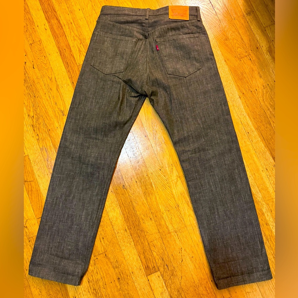 Levis,Men, 32x32, 501 XX Color of jeans:To me it looks more dark gray.